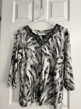 Alfred Dunner Black & Gray V-Neck Beaded Long Sleeve Top